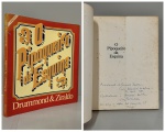 DRUMMOND & ZIRALDO. - O PIPOQUEIRO DA ESQUINA. Rio de Janeiro: Codecri, 1981. PRIMEIRA EDIÇÃO. DEDICATÓRIA AUTÓGRAFA DE ZIRALDO E CARLOS DRUMMOND DE ANDRADE: Cordialmente, a Fernando Zerlotini, Carlos Drummond de Andrade. Rio, agosto, 1981" , " Cordialmente, a Fernando Zerlotinii Ziraldo ( viu como as letras são parecidas?) abraços!". 111 pp. brochura em bom estado de conservação. Dedicatórias juntas é muito raro. 21 x 22,5 cm.