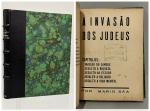SAA, Mario. - A INVASÃO DOS JUDEUS. Capítulos: Invasão do Sangue // Assalto à Riqueza // Assalto ao Estado // Assalto a Religião // Assalto à Vida Mental. Lisboa: Líbano da Silva, 1925. PRIMEIRA E ÚNICA EDIÇÃO. 309 pp. + retificações + índice + erratas. Encadernado, carimbo de posse no rosto, sem as capas da brochura, de resto, bom exemplar, sem furos ou grifos. 19 x 24 cm.
