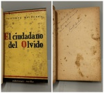 HUIDOBRO, Vicente. - EL CIUDADANO DEL OLVIDO (1924 - 1934). Santiago de Chile: Ediciones Ercilla, 1941. PRIMEIRA EDIÇÃO COM RARA DEDICATÓRIA DO AUTOR  PARA Paulo Mendes Campos: "Para Paulo M. Campos estes poemas de seu amigo de ...... Vicente Huidobro". 145 pp. + índice, sem furos ou carimbos, alguns grifos à lápis. Encadernado preservando as capas da brochura. Bom exemplar. Raro. 14 x 21 cm.