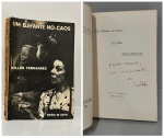 FERNANDES, Millôr. - UM ELEFANTE NO CAOS - Uma Farsa. Rio de Janeiro: Editôra do Editor (escrita no espantoso verão de 1955). PRIMEIRA EDIÇÃO COM DEDICATÓRIA AUTÓGRAFA DO AUTOR: " A Ester Valente, com cumprimento do Millôr". 159 pp. Brochura em bom estado de conservação. 14 x 21 cm.