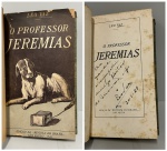VAZ, Léo. O PROFESSOR JEREMIAS. São Paulo: Edição da Revista do Brasil", 1920. PRIMEIRA EDIÇÃO COM DEDICATÓRIA AUTÓGRAFA DO AUTOR: Ao Grande e sympathico amigo Heitor de Moares, off. o Léo Vaz. 20. 1. 20". 166 pp. + índice. Encadernação antiga com as capas da brochura. 12 x 21 cm.