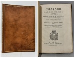 TRATADO DE PAZ, E DE AMIZADE entre as Coroas de Portugal, e de Hespanha, assinado em Badajoz pelos Plenipotenciarios do Principe Regente e de Sua Magestade Catholica em 6 de junho de 1801, e ratificado por ambos os Soberanos. Lisboa: Na Regia Officina Typografica, 1801. 8 pp. Encadernação portuguesa de Frederico dAlmeida em pleno couro de porco com douração na lombada. É o Tratado de Badajoz, não referido por Innocencio, Rodrigues ou Borba de Moraes, porém importante para a História do Brasil pelas suas consequências e porque pôs fim à chamada guerra das laranjas, ou seja, a invasão de Portugal pelos espanhóis a mando do Imperador Napoleão, invasão que começou em 20 de maio e terminou em 6 de junho de 1801, data da assinatura do Tratado. O art. II obrigava Portugal a fechar os portos de todos os seus domínios aos navios em geral da Grã-Bretanha, procedimento que não foi escrupulosamente respeitado por Portugal, tudo ocasionando, mais tarde, em 27 de novembro de 1807, a invasão de Portugal pelas tropas napoleónicas comandadas pelo General Junot, obrigando a família real portuguesa a fugir para o Brasil em 29 de novembro de 1807. Exemplar com o ex-libris de Francisco de Saldanha da Gama Ferrão de Castello Branco (Ponte). Raríssimo.22 x 32 cm.