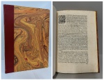 ALVARÁ -  Escrito em Belem, a dez de Setembro de 1756 - REY - e depois: Sebastiaõ Joseph de Carvalho e Mello. Alvara com força de Lei porque Vossa Magestade he servido declarar, que a graça concedida a Companhia Geral do Graõ Pará, e Maranhaõ, em quanto isenta as madeiras de Siza, somente se deve entender daquellas, que vierem destinadas para se venderem nestes Reinos: E quanto as madeiras, que vierem por conta, e risco dos moradores de Lisboa, ou de quaesquer outros Vassalos destes Reinos, para o gasto das suas obras, e que tiverem proporçaõ com o consumo dellas, sem excesso, nem dólo, sejaõ isentas de todos os Direitos, e pensoens, da mesma fórma, que pelo Regimento do Paço da Madeira, o foraõ sempre conforme o parágrafo segundo do Capitulo onze. II fls. sem numeração e indicação de impressor. Encadernado com lombo em couro vinho com douração na lombada. O presente Alvará complementa as disposições do anterior de 22 de maio de 1756 sobre as providências da Cunha para a retomada das construções derrubadas e queimadas pelo terremoto. É de se salientar a utilização de acentos, o que não era normal na época. 21 x 31 cm.
