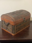 Baú de madeira artesanal com detalhes em metal, peça feita à mão com excelente acabamento e riqueza de detalhes. Possui estilo clássico e sofisticado, ideal para decoração, coleção ou para guardar objetos especiais. Item diferenciado, robusto e muito bem trabalhado. Medidas: 19 cm de altura, 21 cm de largura e 31 cm de comprimento. Qualquer duvida entrar em contato pelo whatsapp: 11932480666. OBS: A sua participação em nosso leilão ajuda em causas animais.
