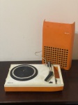 Toca-discos portátil da marca Philips, prático e funcional, com opção de funcionamento por pilhas ou energia elétrica. Ideal para quem aprecia vinil e busca mobilidade, podendo ser usado em diferentes ambientes com facilidade. Necessita apenas a colocação de uma agulha nova para funcionamento. Ótima opção para colecionadores, decoração retrô ou uso casual. Item versátil e de fácil manuseio. Qualquer duvida entrar em contato pelo whatsapp: 11932480666. OBS: A sua participação em nosso leilão ajuda em causas animais.