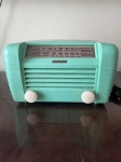 Rádio RCA Victor raro em baquelite na cor verde azulado. Peça de grande valor para colecionadores e apreciadores de itens antigos. O rádio não está funcionando e necessita de reparos, não foi realizado orçamento para conserto. O baquelite está intacto, sem trincas ou quebras, sendo uma peça linda e muito bem conservada, ideal tanto para decoração quanto para colecionismo. Qualquer duvida entrar em contato pelo whatsapp: 11932480666. OBS: A sua participação em nosso leilão ajuda em causas animais.