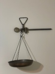 Balança antiga de pendurar, utilizada por peixeiros, peça histórica e de colecionador. Estrutura em bom estado, ideal para decoração rústica, vintage ou coleções de utensílios antigos. Excelente oportunidade para quem aprecia objetos com valor histórico e charme retrô. Qualquer duvida entrar em contato pelo whatsapp: 11932480666. OBS: A sua participação em nosso leilão ajuda em causas animais.