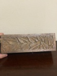 Caixa de madeira porta incensos produzida na Índia, talhada à mão, com delicadas imagens de folhas de árvores esculpidas na madeira. Peça artesanal rica em detalhes, ideal para uso funcional ou como item decorativo de estilo étnico e natural. Qualquer duvida entrar em contato pelo whatsapp: 11932480666. OBS: A sua participação em nosso leilão ajuda em causas animais.
