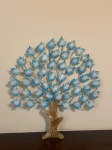 Escultura decorativa feita em chapas de metal, simbolizando uma árvore com folhas, desenvolvida para ser fixada na parede. Peça artística e moderna, ideal para decoração de interiores ou áreas externas, trazendo personalidade e estilo ao ambiente. Qualquer duvida entrar em contato pelo whatsapp: 11932480666. OBS: A sua participação em nosso leilão ajuda em causas animais.