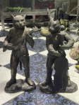 Conjunto com duas estátuas em bronze, representando um elegante dueto musical.Uma das peças retrata um gato tocando banjo, enquanto a outra mostra um coelho tocando contrabaixo. Esculturas de acabamento refinado, com excelente nível de detalhe, ideais para decoração sofisticada, colecionadores ou composição de ambientes artísticos e criativos.Qualquer dúvida entrar em contato pelo WhatsApp: 11932480666.OBS: A sua participação em nosso leilão ajuda em causas animais.