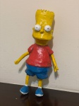 Boneco do personagem Bart, do desenho The Simpsons, feito e pintado artesanalmente. As pernas e um braço apresentam pequenas rachaduras imperceptíveis, mas a peça mantém seu charme e valor artesanal. Ideal para colecionadores ou para decoração temática de fãs da série. Qualquer duvida entrar em contato pelo whatsapp: 11932480666. OBS: A sua participação em nosso leilão ajuda em causas animais.