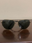 Óculos de sol original da marca Ray-Ban, com design clássico e de alta qualidade. Peça autêntica, ideal para quem busca estilo, proteção e durabilidade em acessórios de moda. Qualquer duvida entrar em contato pelo whatsapp: 11932480666. OBS: A sua participação em nosso leilão ajuda em causas animais.