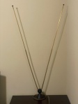 Antena de bronze com base em baquelite, fabricada pela antiga indústria Teleantenas Ltda.Belíssima antena de televisão retrátil, com base e pontas em raro baquelite. Uma peça imponente, de grande valor estético e histórico, ideal como adorno de decoração para televisores vintage. Encontra-se em pleno funcionamento, unindo charme retrô e autenticidade.Qualquer dúvida entrar em contato pelo WhatsApp: 11932480666.OBS: A sua participação em nosso leilão ajuda em causas animais.