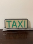 Luminoso de táxi original dos anos 80, ideal para decoração e ambientações com estética retrô.Peça dupla face, com um pequeno rachado em uma das faces e marcas naturais do tempo, preservando sua autenticidade e caráter vintage. Item decorativo com forte apelo nostálgico e visual urbano clássico.Qualquer dúvida entrar em contato pelo WhatsApp: 11932480666.OBS: A sua participação em nosso leilão ajuda em causas animais.