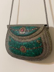 Bolsa clutch confeccionada em metal, com detalhes em corais vermelhos e malaquitas naturais.Peça sofisticada e de forte apelo estético, com acabamento refinado e design marcante, ideal para coleção, decoração ou uso em ocasiões especiais, unindo elegância e materiais naturais de grande valor ornamental.Qualquer dúvida entrar em contato pelo WhatsApp: 11932480666.OBS: A sua participação em nosso leilão ajuda em causas animais.
