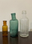 Conjunto composto por três garrafinhas antigas de vidro, com forte apelo decorativo.Uma peça na cor verde, uma na cor marrom e uma transparente com inscrição Lysoform. Itens originais de época, ideais para coleção, decoração ou composição de ambientes com estética vintage.Qualquer dúvida entrar em contato pelo WhatsApp: 11932480666.OBS: A sua participação em nosso leilão ajuda em causas animais.