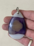 Pingente confeccionado em ágata natural.Peça de beleza única, com coloração e forma características da pedra, ideal para uso pessoal, coleção ou composição de joias artesanais, unindo elegância e autenticidade mineral.Qualquer dúvida entrar em contato pelo WhatsApp: 11932480666.OBS: A sua participação em nosso leilão ajuda em causas animais.