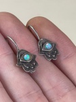 Par de brincos confeccionados em prata 925, representando as mãos de Hamsa.As peças são adornadas com opalas naturais da Etiópia de altíssima qualidade, exibindo brilho e jogo de cores marcantes. Joia de forte simbolismo, elegância e valor estético, ideal para uso pessoal ou coleção.Qualquer dúvida entrar em contato pelo WhatsApp: 11932480666.OBS: A sua participação em nosso leilão ajuda em causas animais.