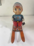 Brinquedo antigo de lata litografada a corda, de fabricação japonesa, representando um esquiador.A peça encontra-se sem as varetas de esqui no gelo e o mecanismo de corda não está funcionando no momento. Ainda assim, trata-se de um belo e raro item colecionável, com grande valor histórico e estético, ideal para coleção ou exposição.Qualquer dúvida entrar em contato pelo WhatsApp: 11932480666.OBS: A sua participação em nosso leilão ajuda em causas animais.