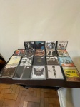 Lote composto por 19 CDs de bandas e artistas de rock internacional.Inclui títulos de nomes consagrados como The Who, Queen, Foo Fighters, U2, Alice in Chains, Fatboy Slim, Led Zeppelin, Pink Floyd, entre outros. Conjunto ideal para colecionadores e fãs de rock, reunindo diferentes fases e estilos do gênero.Qualquer dúvida entrar em contato pelo WhatsApp: 11932480666.OBS: A sua participação em nosso leilão ajuda em causas animais.