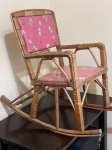 Cadeira de balanço infantil confeccionada em madeira, com assento em palha e estofado no tema Dálmatas, peça charmosa de estilo clássico, ideal para decoração, ambientação infantil, cenografia ou coleção de móveis antigos. Algumas marcas do tempo.Qualquer dúvida entrar em contato pelo WhatsApp: 11932480666.OBS: A sua participação em nosso leilão ajuda em causas animais.