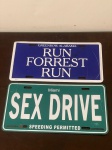 Conjunto com duas placas decorativas retrô, em formato de placa de carro.Uma placa com a inscrição Sex Drive e outra com Run Forest Run, peças de estilo vintage, ideais para decoração, ambientação temática, bares, estúdios ou cenografia. Algumas marcas do tempo.Qualquer dúvida entrar em contato pelo WhatsApp: 11932480666.OBS: A sua participação em nosso leilão ajuda em causas animais.