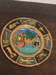 Souvenir decorativo originário do Peru, confeccionado em metal, próprio para pendurar na parede.A peça representa um casal de peruanos em trajes típicos, acompanhado de uma lhama, símbolo tradicional da cultura andina. Ideal para decoração temática, coleção ou composição de ambientes com identidade latino-americana.Qualquer dúvida entrar em contato pelo WhatsApp: 11932480666.OBS: A sua participação em nosso leilão ajuda em causas animais.