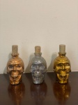 Conjunto composto por 3 garrafinhas de vidro, todas em formato de caveira. Peças decorativas e versáteis, ideais para uso ornamental, coleção, bar, estúdio ou ambientações temáticas.Itens em vidro, com bom acabamento e visual marcante.Qualquer dúvida entrar em contato pelo WhatsApp: 11932480666.OBS: A sua participação em nosso leilão ajuda em causas animais.