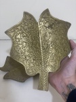 Conjunto com dois pratos em latão, em formato de folhas, com estilo indiano, ideais para servir petiscos, aperitivos ou para uso decorativo. Peças com estética artesanal e acabamento clássico, perfeitas para mesas, bares ou ambientações étnicas.Qualquer dúvida entrar em contato pelo WhatsApp: 11932480666.OBS: A sua participação em nosso leilão ajuda em causas animais.