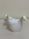 Conjunto com dois potinhos de porcelana, em formato de ganso branco, ideais para armazenar tempero, açúcar ou outros itens. Peças delicadas e charmosas, perfeitas para decorar e organizar a cozinha com um toque clássico e afetivo.Qualquer dúvida entrar em contato pelo WhatsApp: 11932480666.OBS: A sua participação em nosso leilão ajuda em causas animais.