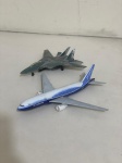 Conjunto com dois aviões de brinquedo, sendo um Boeing 777 e um jato militar da marca Maisto. Peças ideais para colecionadores, decoração temática ou para presentear, com bom nível de detalhes e visual marcante.Qualquer dúvida entrar em contato pelo WhatsApp: 11932480666.OBS: A sua participação em nosso leilão ajuda em causas animais.