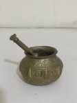Mini pilão de latão, em estilo indiano, peça decorativa cheia de charme e personalidade. Ideal para compor ambientes com estética étnica, boho ou oriental, além de ótimo item para coleção ou decoração de prateleiras e aparadores.Qualquer dúvida entrar em contato pelo WhatsApp: 11932480666.OBS: A sua participação em nosso leilão ajuda em causas animais.