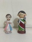 Conjunto com duas pequenas esculturas religiosas em resina. Uma representa o Menino Jesus, com a inscrição Jesus Misericordioso, apresentando leve avaria na ponta da mão. A outra representa São Judas, em perfeito estado de conservação. Peças ideais para devoção, coleção ou decoração de oratório.Qualquer dúvida entrar em contato pelo WhatsApp: 11932480666.OBS: A sua participação em nosso leilão ajuda em causas animais.