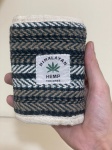 Carteira fabricada artesanalmente na região do Himalaia, feita em cânhamo natural, THC free. Peça sustentável, resistente e com visual rústico, ideal para quem valoriza produtos ecológicos, artesanais e de origem cultural autêntica.Qualquer dúvida entrar em contato pelo WhatsApp: 11932480666.OBS: A sua participação em nosso leilão ajuda em causas animais.
