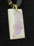 Colar elegante com pingente de pedra natural Ametista, parcialmente facetada, valorizando o brilho e as características naturais da pedra. Peça sofisticada, ideal para uso diário ou para compor produções mais refinadas, além de excelente opção para presente.Qualquer dúvida entrar em contato pelo WhatsApp: 11932480666.OBS: A sua participação em nosso leilão ajuda em causas animais.