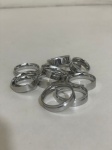Lote contendo 11 alianças de aço inoxidável, em diversos tamanhos. Peças resistentes, com visual moderno, ideais para uso cotidiano, revenda, composição de kits ou projetos criativos.Qualquer dúvida entrar em contato pelo WhatsApp: 11932480666.OBS: A sua participação em nosso leilão ajuda em causas animais.