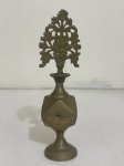 Frasco de perfume confeccionado em latão, com estilo indiano, rico em detalhes e acabamento ornamental. Peça decorativa, ideal para compor ambientes, coleções étnicas, aparadores ou estantes.Qualquer dúvida entrar em contato pelo WhatsApp: 11932480666.OBS: A sua participação em nosso leilão ajuda em causas animais.