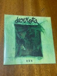 Disco compacto da banda Derrota, álbum XXX, em edição limitada a apenas 300 unidades. Exemplar ainda lacrado, em estado impecável, o que eleva significativamente seu valor colecionável.Peça voltada a apreciadores da cena underground e do vinil independente. Este item integrava o acervo pessoal de João Gordo, vocalista da banda Ratos de Porão, agregando ainda mais relevância histórica e cultural.Qualquer dúvida entrar em contato pelo WhatsApp: 11932480666.OBS: A sua participação em nosso leilão ajuda em causas animais.