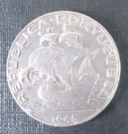 Moeda de Portugal !! material de Prata !! data da segunda guerra mundial !! bem valorizada !! procurada na europa !! valor de 2,50 Escudos !!
