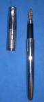 Caneta -Coleção Agostini !! Pena tinteiro !! Iridiun/ Germany !! Corpo e tampa metal cromado !! ,tampa com ranhuras para facilitar pegada!! Acervo de colecionador !! carga tipo bomba , perfeito estado !!