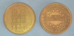 Medalha - conjunto de 2 peças da Coleção da França !! Igreja de Notre Dame !! e Basilica do Sacre !! metal cor ouro !! acervo de colecionador !!