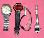4 Relogios !! lotinho !! modelos masculinos e femininos !! não foram testados ! !! pulseiras de couro e metalicas !! marcas diferentes !! todos tambem para retiradas de peças !!