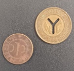 Fixas - 2 peças dois tipos diferentes !! todas de metal !! raridade entrada do Elevador lacerda de Salvador !! e outra passe em Nova York !! acervo de colecionador  !!   !!