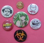 Colecionismo, 7 botons - todos diferentes, tamanhos e motivos especiais. Inclusive Seu Madruga!