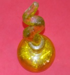 Arte popular, garrafa decorativa com cor diferente,forma de bujão, tampa em forma de cobra.Material de vidro com 21cm de altura.