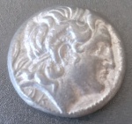 Moeda - Tipo Romana !!  com menção aos barbaros !! material liga de chumbo !! figuras em alto relevo !! lindo tipo souvenir !! perfeito para coleção !!