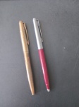 2 Canetas PARKER !! modelos diferentes !! corpo cor vermelho tipo esferografica !! para conserto ou retirar peças !! muito tempo paradas !! acervo de colecionador !!