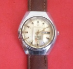 Relógio Suiço, automático marca OMAXX 3597, com calendário duplo, pulseira em couro não original dele