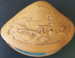 Colecionismo- Concha Esculpida !! material do Japão !! peça muito trabalhada em miniatura de local !! antiguidade !! dificil de aparecer !! tamanho de 7,5 cm de largura !!