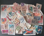 Filatelia - 800 selos Estrangeiros !! varios paises !! cerca de 30 diferentes !! de todos os continentes da Terra !! acervo de colecionador !!! toios antigos !! !! valor unitario de cada selo por menos de 1 centavo !! Já é uma coleção de selos  estrangeiros !!